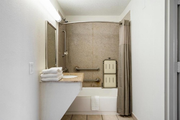 OYO Hotel Bossier City LA - Red River image 22